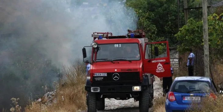 Tentojnë të djegin mbi 20 mjete të rënda në Akërni, shkrumbohet një fadromë. Policia në kërkim të autorëve