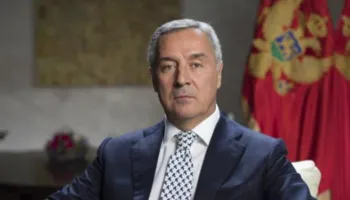 “Tentuan të destablizojnë Kosovën përmes kompromentimit të KFOR”/ Ish-presidenti malazez, Gjukanoviç akuza Serbisë