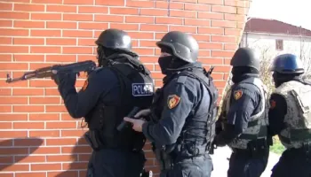 Tentuan të përplasnin me automjet efektivët e Operacionales, arrestohen 2 të rinj, njëri prej tyre plagoset nga polici