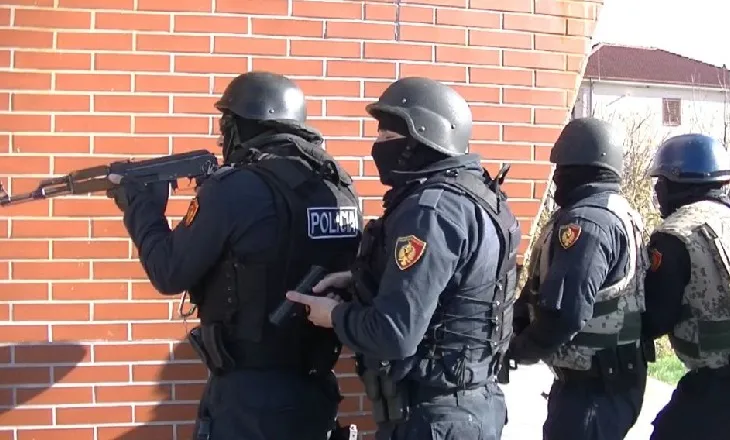 Tentuan të përplasnin me automjet efektivët e Operacionales, arrestohen 2 të rinj, njëri prej tyre plagoset nga polici