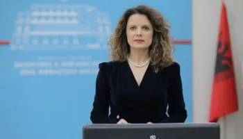 Terapia hormonale për transgjinorët,Tomini: Trajtimi nuk rekomandohet që në fëmijëri