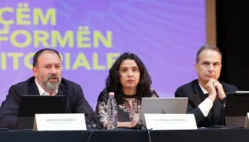 “Territorialja” në Vlorë! Debate PS-PD, Mazniku: T’i bëjmë bashkitë më efikase. Boçi: Mezi paguajnë pagat