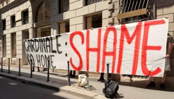 Tifozët e Milanit shfryjnë dufin pranë hotelit ku po qëndron Cardinale: “Ik në shtëpi, turp”