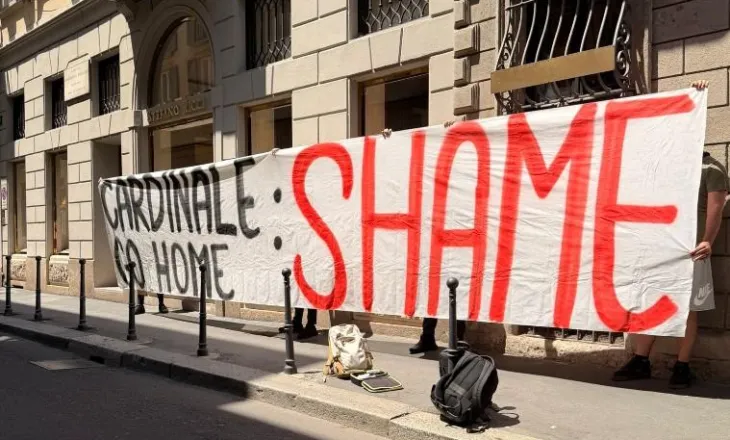 Tifozët e Milanit shfryjnë dufin pranë hotelit ku po qëndron Cardinale: “Ik në shtëpi, turp”