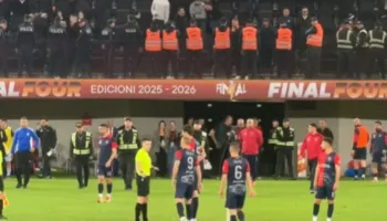 Tifozët e Vllaznisë shpërthejnë në kor kundër lojtarëve në stadium pas humbjes me Dinamon