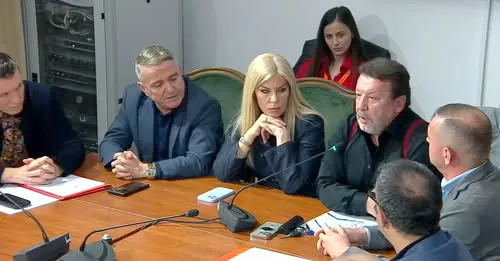 Tituj akademikë të njohur vetëm në letër, pedagogët e Universitetit të Arteve presin reagim institucional, pagesa dhe..