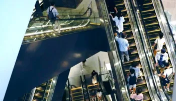 Tokio/ Një person spërkat me një substancë në një qendër tregtare, sëmuren 25 persona