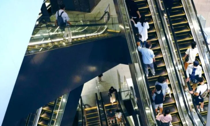 Tokio/ Një person spërkat me një substancë në një qendër tregtare, sëmuren 25 persona