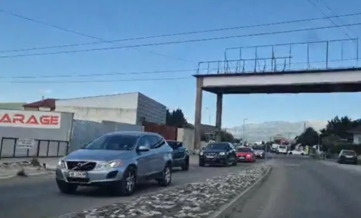 Trafik kilometrik në Elbasan/ Fluks mjetesh që kthehen nga juglindja, fundjava më problematike