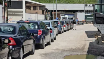 Trafik kilometrik në Kapshticë, qytetarët me orë të tëra në radhë për të kaluar në Greqi