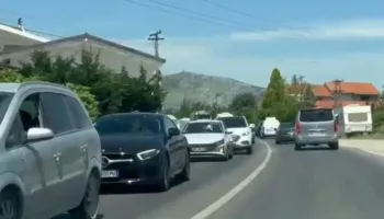 Trafik kilometrik në Lezhë pa nisur vera, qyteti bllokohet nga fluksi i automjeteve