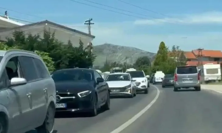 Trafik kilometrik në Lezhë pa nisur vera, qyteti bllokohet nga fluksi i automjeteve