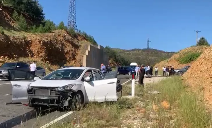 Tragjedi në aksin Bulqizë-Klos, një i vdekur dhe katër të plagosur pas përplasjes së dy automjeteve