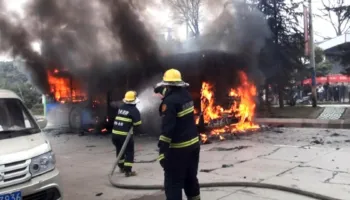 Tragjedi në Kinë, minibusi përplaset me një kamion, 13 viktima dhe 3 të plagosur