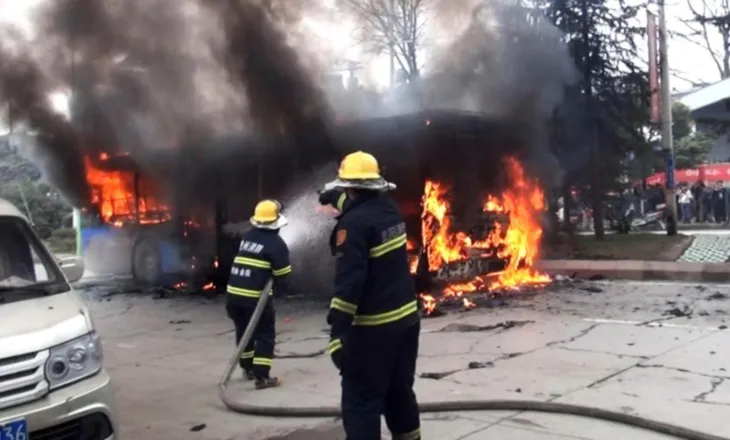 Tragjedi në Kinë, minibusi përplaset me një kamion, 13 viktima dhe 3 të plagosur