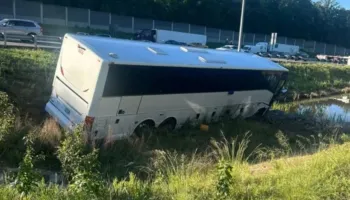 Tragjedi në SHBA! Autobusi me pasagjerë përplaset me 6 makina, 5 të vdekur dhe 34 të plagosur!