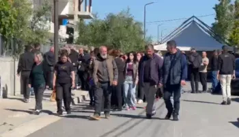 Tragjedia e Durrësit/ Familjet e dy të miturve, të bashkuar për ceremoninë mortore