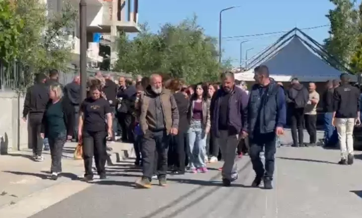 Tragjedia e Durrësit/ Familjet e dy të miturve, të bashkuar për ceremoninë mortore