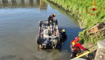 Tragjike/ Minibusi përfundon në kanal, 3 persona humbin jetën