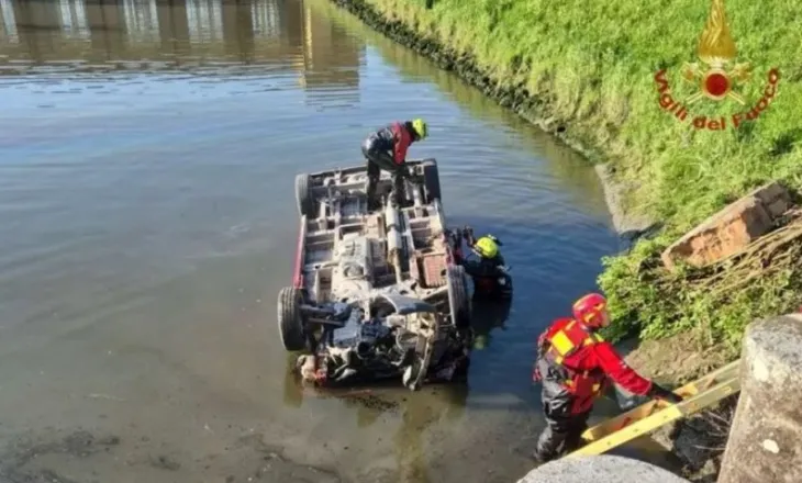 Tragjike/ Minibusi përfundon në kanal, 3 persona humbin jetën