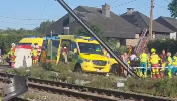 Tragjike në Belgjikë/ Treni përplaset me autobusin shkollor, disa viktima