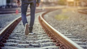 Tragjike/ Po kalonte shinat, 26-vjeçari përplaset për vdekje nga treni në Milano