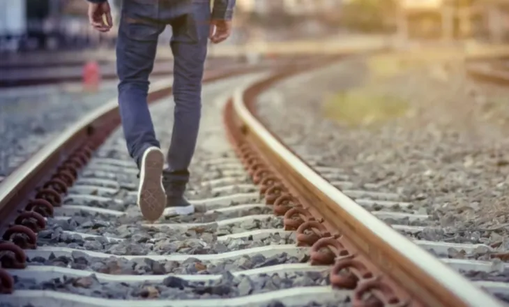 Tragjike/ Po kalonte shinat, 26-vjeçari përplaset për vdekje nga treni në Milano