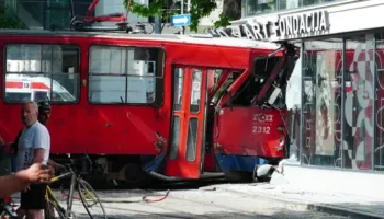 Tramvaji përplaset me një ndërtesë në Beograd, dhjetëra të lënduar