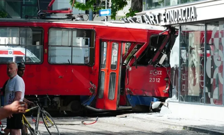 Tramvaji përplaset me një ndërtesë në Beograd, dhjetëra të lënduar