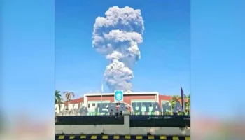 Tre alpinistë humbin jetën pas shpërthimit të një vullkani në Indonezi, zhduken dhjetë të tjerë