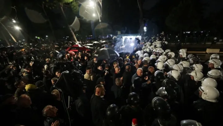 Tre persona shoqërohen në polici gjatë protestës së PD-së