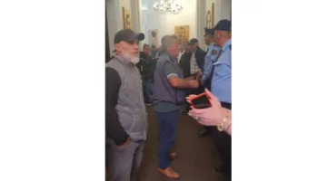 Tregtarët e tregut industrial në Vlorë sërish në protestë, futen në Bashki dhe kërkojnë zgjidhje