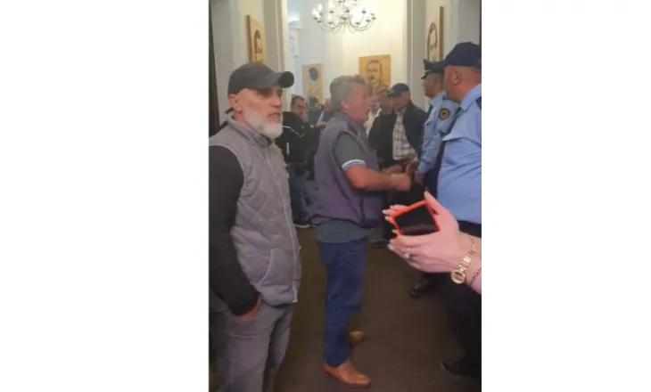 Tregtarët e tregut industrial në Vlorë sërish në protestë, futen në Bashki dhe kërkojnë zgjidhje