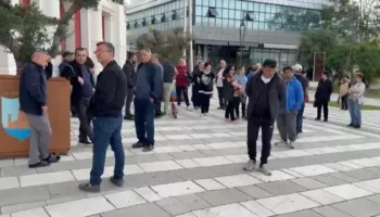 Tregtarët e Vlorës protestojnë para Bashkisë, kërkohet lirimi i hapësirave ku…