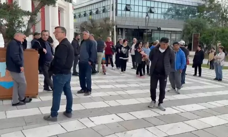 Tregtarët e Vlorës protestojnë para Bashkisë, kërkohet lirimi i hapësirave ku…