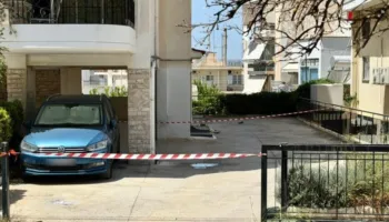 Triller në Greqi/ 2 vajza hidhen nga kati i gjashtë i pallatit, njëra ndërron jetë në spital, tjetra lufton për jetën