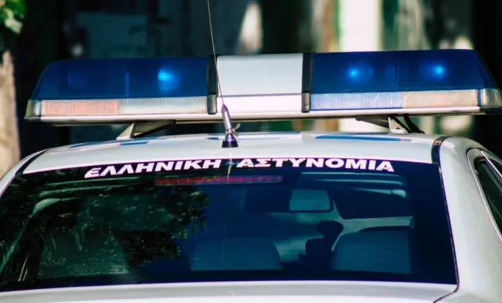 Tronditet Greqia/ Nëna 25-vjeçare dhe partneri, dërgohen në burg për dhunën ndaj vajzës 3-vjeçare në Greqi