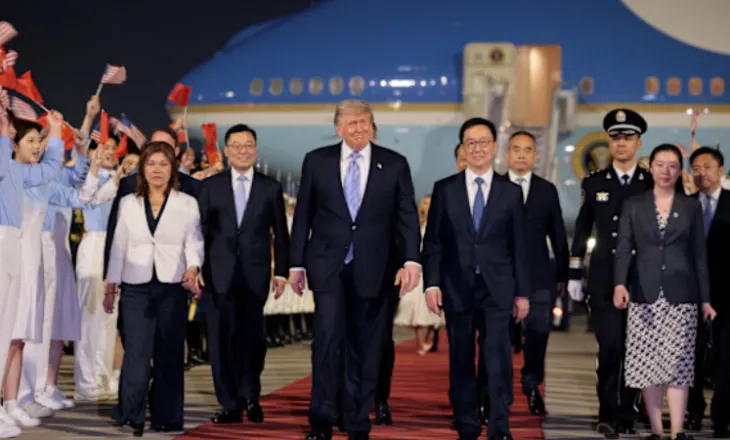 Trump arrin në Pekin, pritet nga zëvendëspresidenti Han Zheng