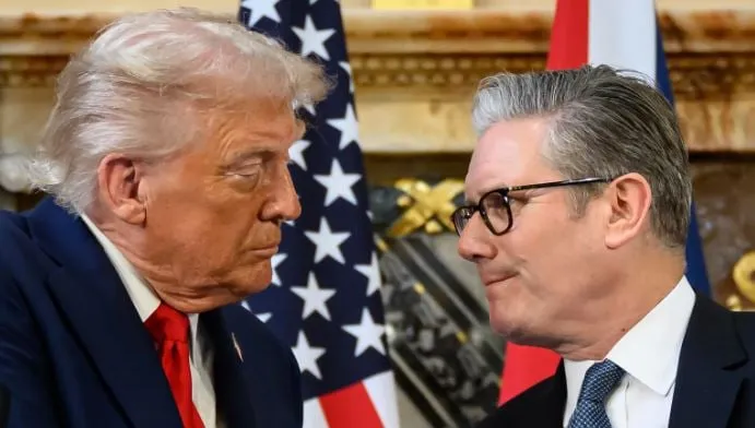 Trump godet Starmer, krizat që mund të rrëzojnë kryeministrin britanik dhe përplasja e re me SHBA-në
