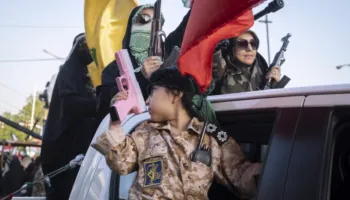 Trump kërcënon me rifillimin e luftës, qeveria iraniane nxjerr gra e fëmijë për protesta në shesh. Nuk mungojnë as armët