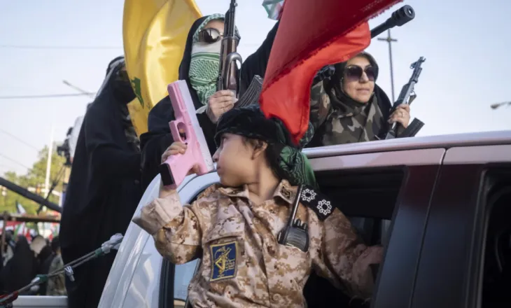 Trump kërcënon me rifillimin e luftës, qeveria iraniane nxjerr gra e fëmijë për protesta në shesh. Nuk mungojnë as armët