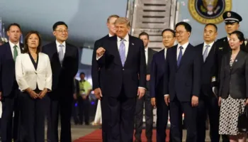 Trump mbërrin në Kinë, pritje madhështore me tapet të kuq dhe ceremoni zyrtare. Ja kush e shoqëroi