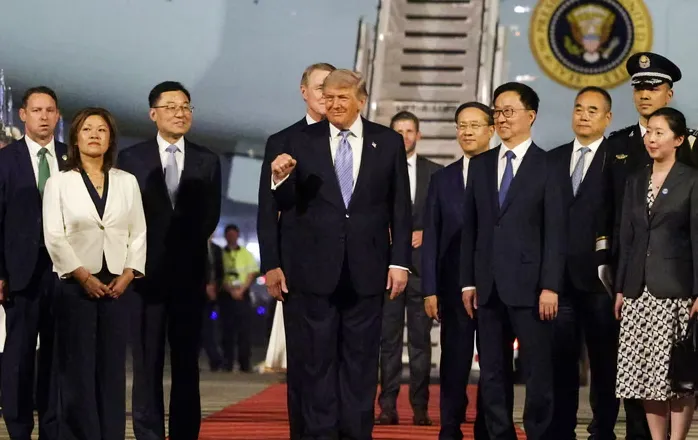 Trump mbërrin në Kinë, pritje madhështore me tapet të kuq dhe ceremoni zyrtare. Ja kush e shoqëroi