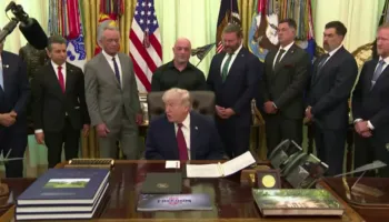 Trump ‘mesazh’ me bomba Iranit, foto të gjeneruara me ‘AI’ ku shfaqen anijet në flakë