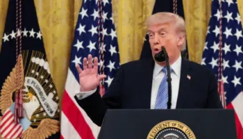Trump pezullon “Project Freedom”, përparim drejt marrëveshjes me Iranin. SHBA ndal përkohësisht shoqërimin e anijeve në Hormuz