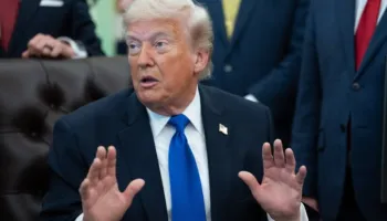 Trump refuzon të veshë jelekun antiplumb për daljet publike: Dukem 10 kg më i shëndoshë