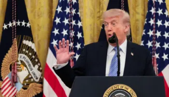 Trump thotë se do ta pezullojë operacionin për shoqërimin e anijeve në Ngushticën e Hormuzit