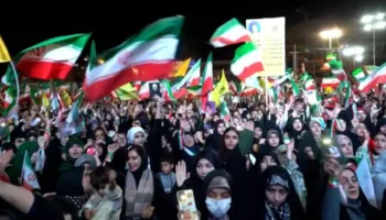 Tubim pro regjimit në Teheran/ Protestuesit sfidojnë Trump: Nuk guxon të sulmojë më