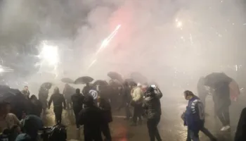 Tubimi i PD-së me molotovë dhe fishekzjarrë/ Procedohen penalisht 7 protestues, mes tyre edhe deputeti Klevis Balliu