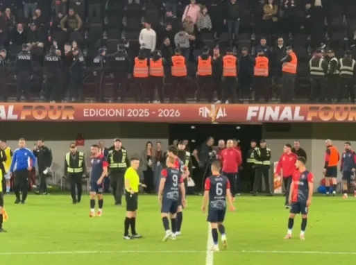 ‘Turp, turp, turp’, tifozët e Vllaznisë shpërthejnë kundër lojtarëve në stadium pas humbjes me Dinamon